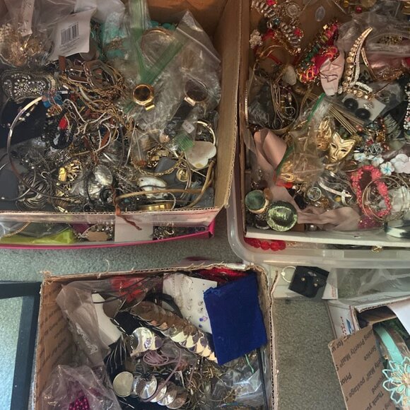 4lbs: unsorted unsearched untested. Mix of Estate/Costume/Vintage 90% wearables - Picture 8 of 10